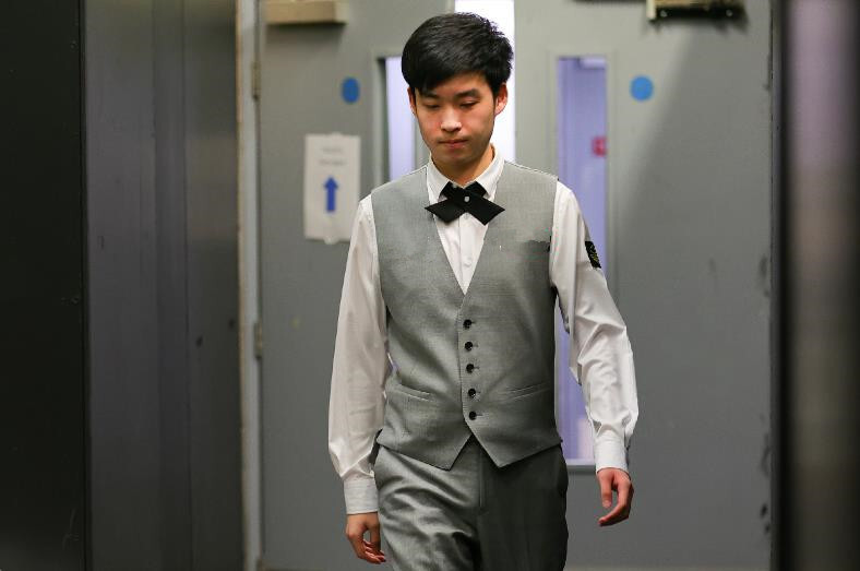 她通过攻读 她通过攻读